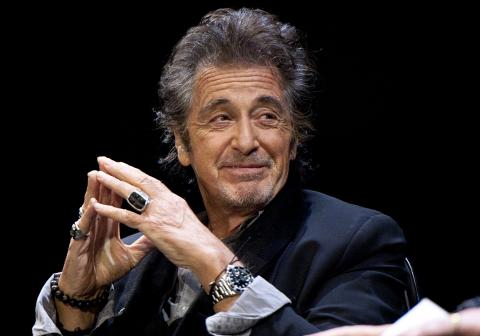 inda hoje, Al Pacino continua se dedicando ao teatro, onde começou sua trajetória de ator, em 1969, estudando interpretação com Herbert Bercov. Já no cinema até aqui são 56 participações e a mais recente em O IRLANDÊS, no qual vive o líder do sindicato dos motoristas, Jimmy Hoffa. 