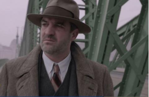 No filme de 2018 CRIME EM BUDAPESTE, a cineasta Eva Gárdos consegue através do romance o escritor húngaro Vilmos Kondor, prestar uma homenagem ao cinema noir americano.